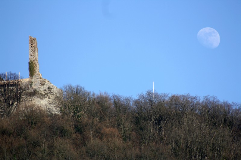 Le château côtoie la lune