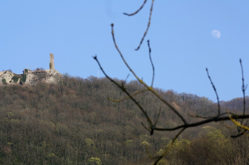 Le château côtoie la lune